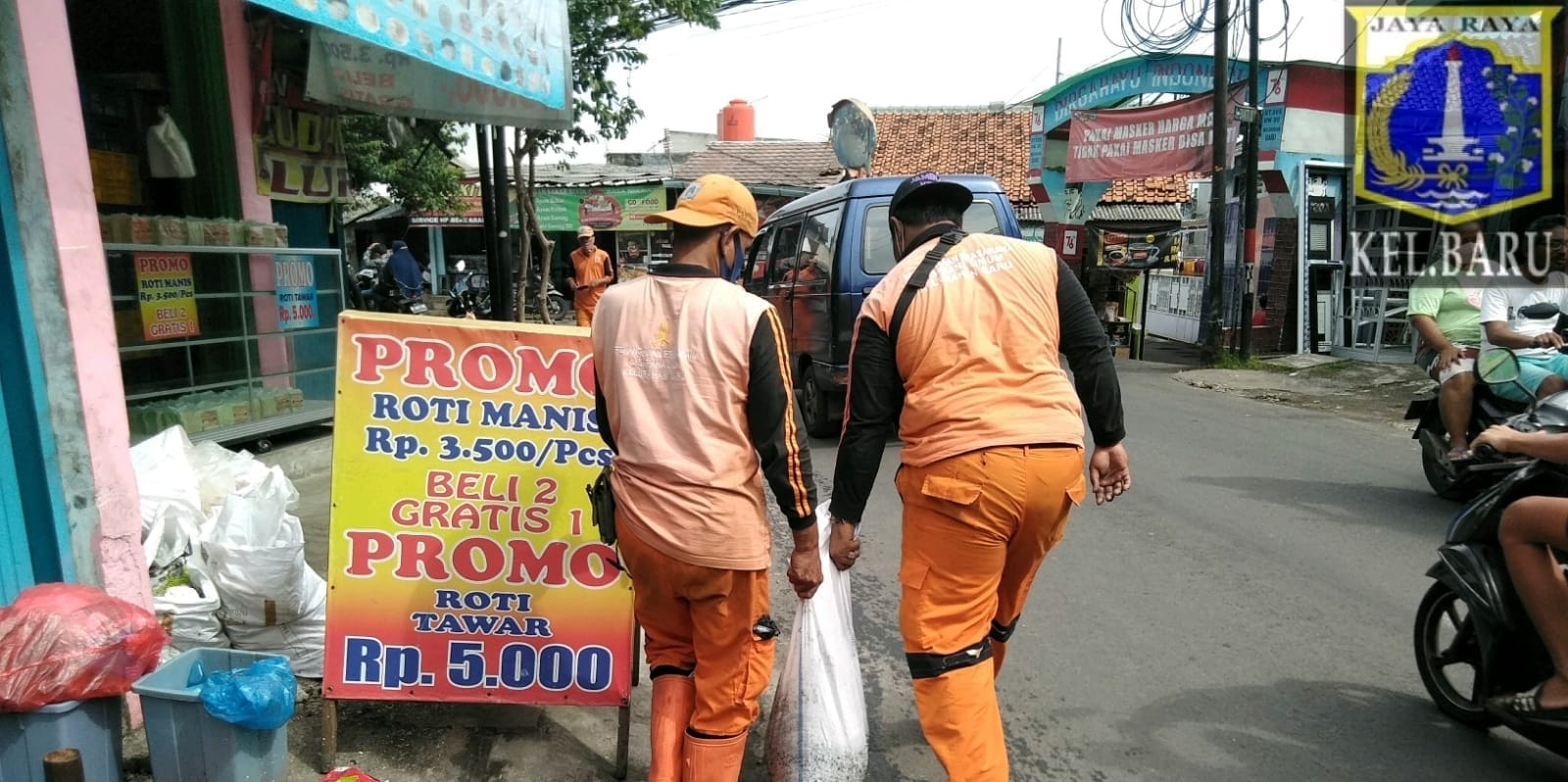 Petugas PPSU Kelurahan Baru Bersihkan Saluran di Jl. H. Hasan