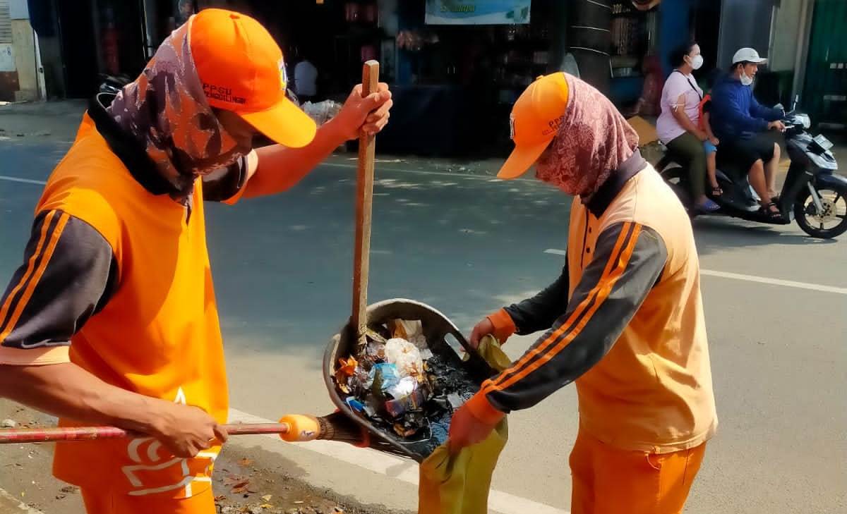 PPSU Kelurahan Penggilingan Bersihkan Saluran Air RW 10