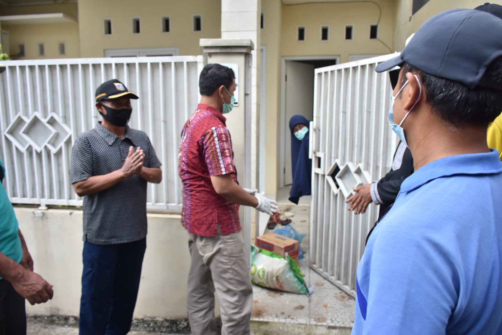 Paket Sembako Dibagikan untuk Warga Isoman di RW 02 Kelurahan Cilangkap