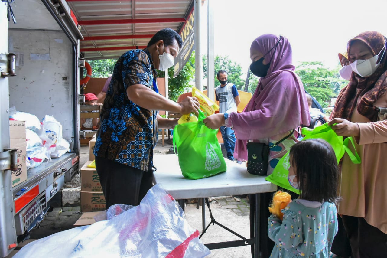 Kelurahan Duren Sawit Gelar Pasar Murah Bersubsidi Bagi Warga