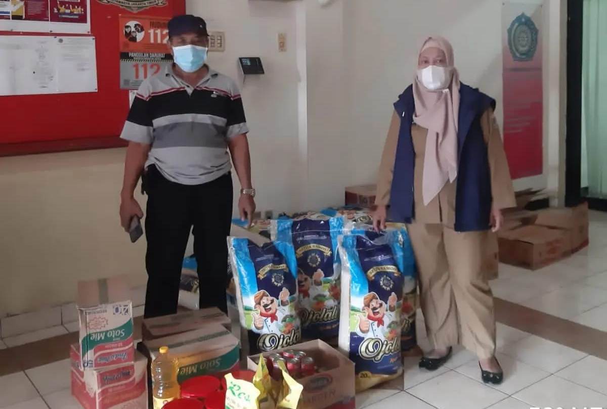 27 Warga Isoman di Kelurahan Cawang Terima Bantuan Paket Sembako