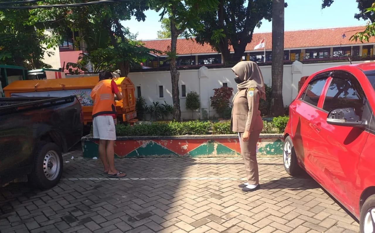 Warga Tak Pakai Masker Terjaring Petugas di Depan Kantor Kelurahan Cawang
