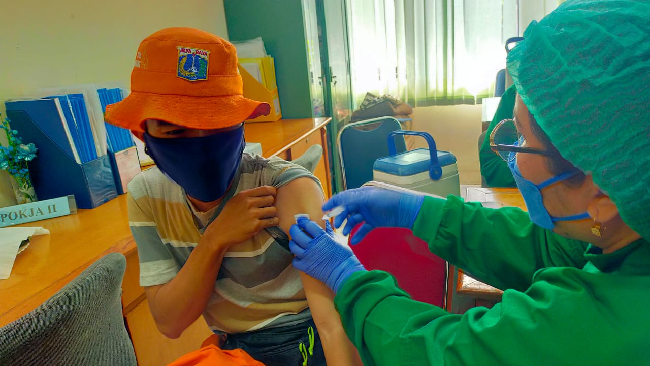 ASN dan PJLP Kelurahan Cawang Ikuti Vaksinasi Booster