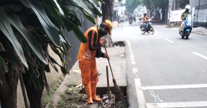 PPSU Kelurahan Pondok Kopi Bersihkan Saluran Air RW 05