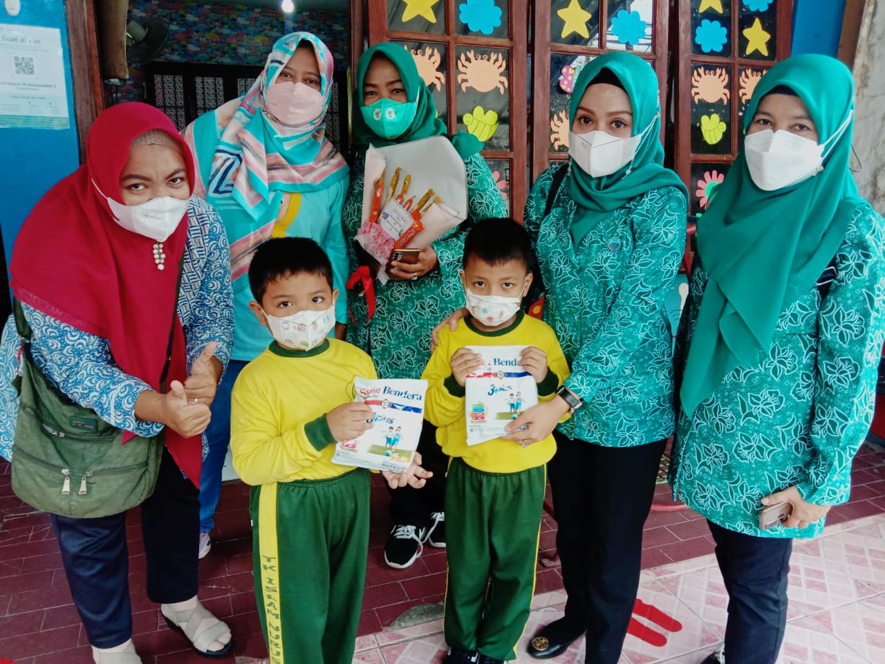 Tim Penggerak PKK Kelurahan Pisangan Timur Salurkan Susu Bagi Balita