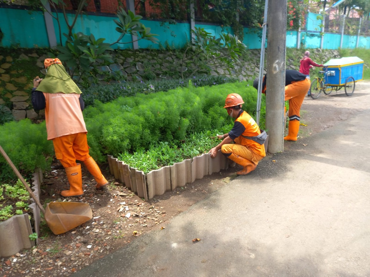 Percantik Wilayah, PPSU Kelurahan Pondok Kopi Menata Taman-taman