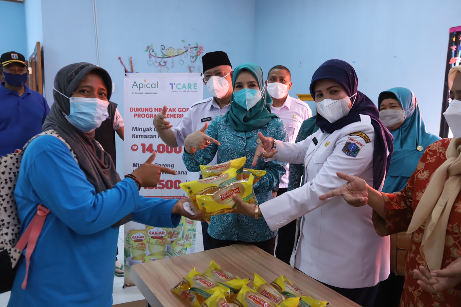500 KK di Kelurahan Kebon Pala Dapat Membeli Minyak Goreng Murah