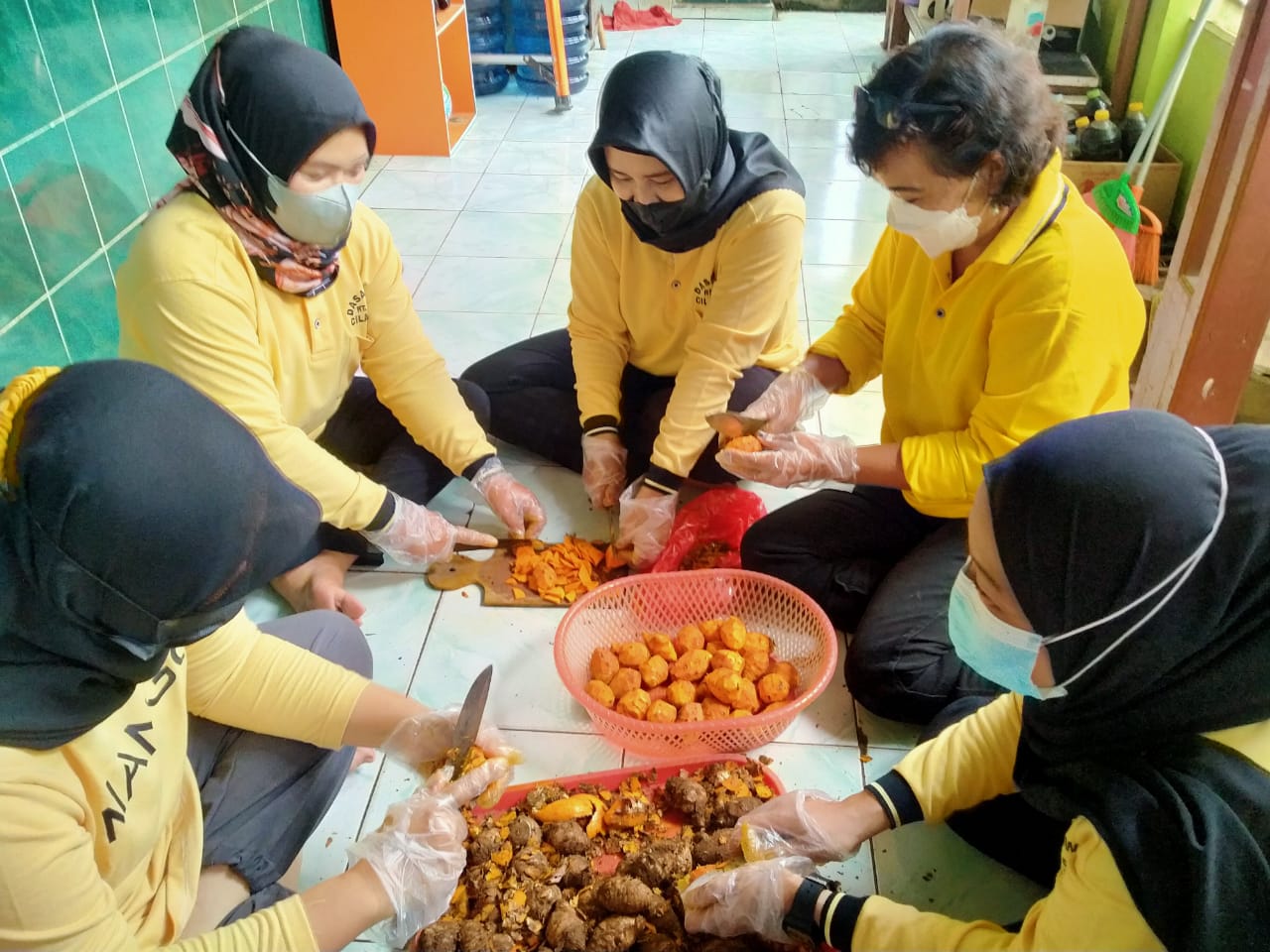 PKK Kelurahan Cilangkap Produksi Jamu Kunyit Asam