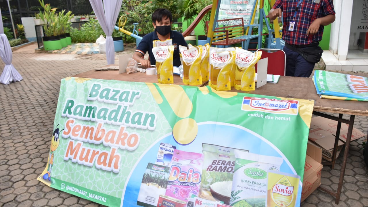 Warga Kelurahan Ciracas Rela Antre Minyak Goreng di Pasar Murah