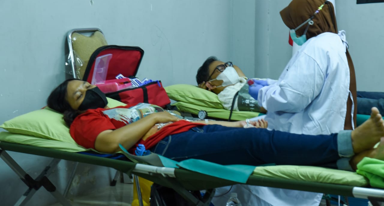 Warga RW 08 Rusun Albo Kelurahan Cakung Barat Gelar Aksi Donor Darah