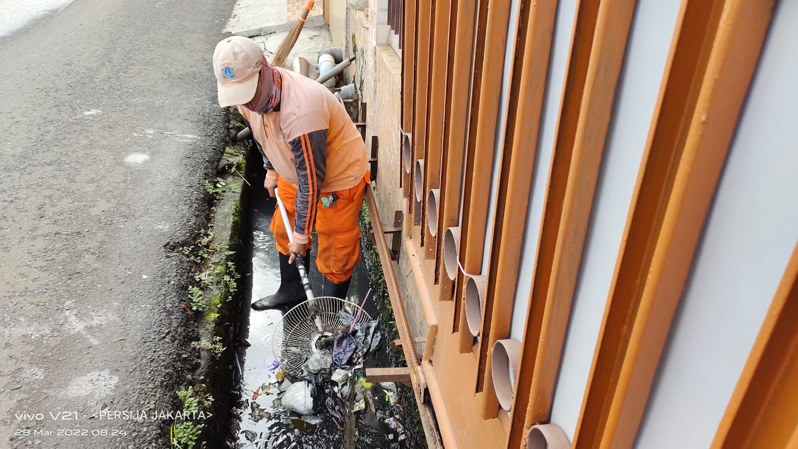 PPSU Kelurahan Penggilingan Bersihkan Saluran Jalan Penggilingan RW 07