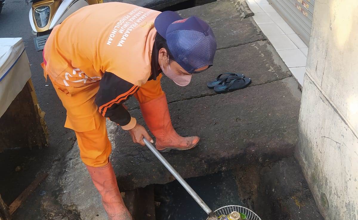PPSU Kelurahan Penggilingan Kuras Sampah di Saluran Air RW 17