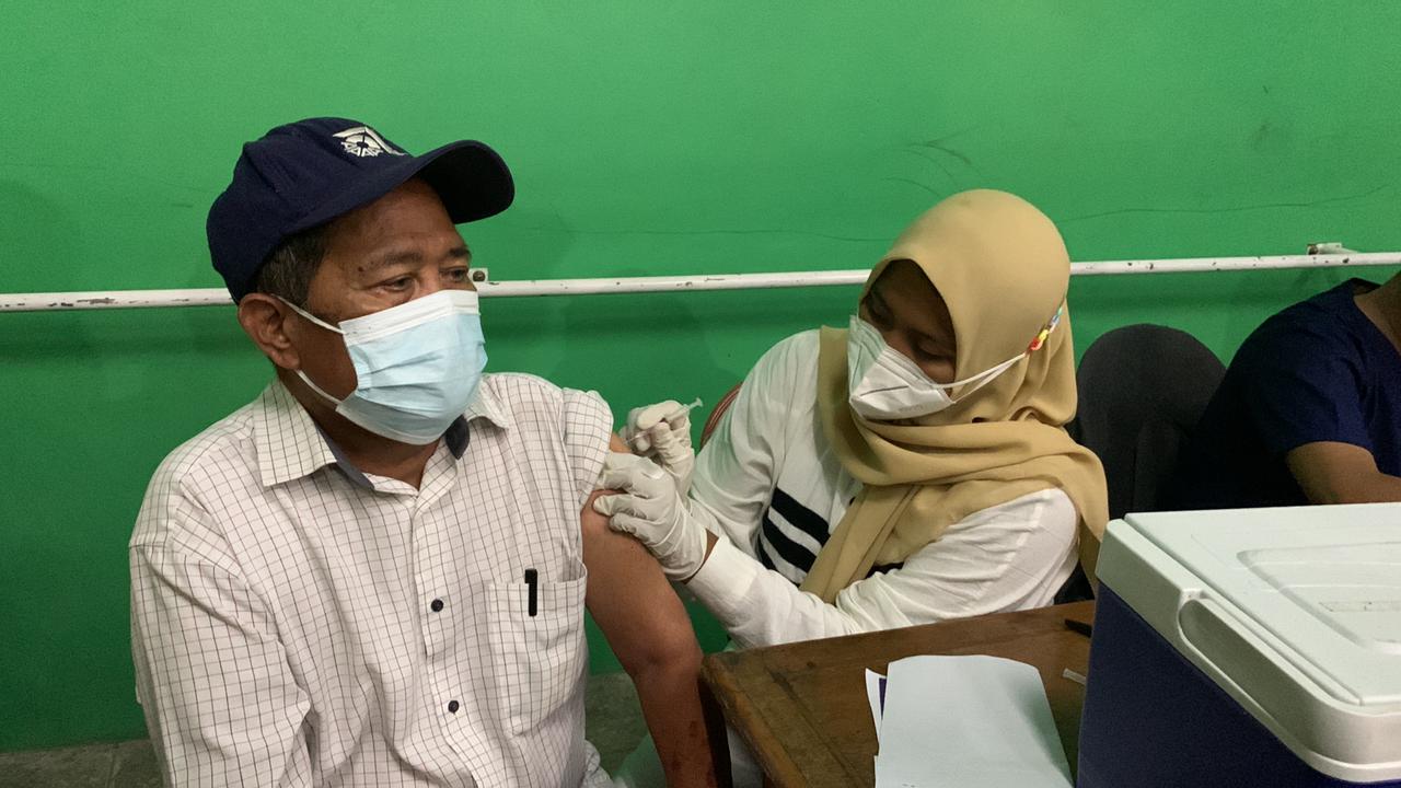 293 Warga Ikut Vaksinasi Booster Malam Hari di Wilayah Kelurahan Ciracas