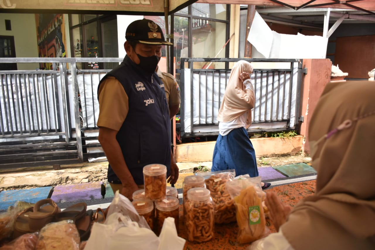 Warga Kelurahan Baru Antusias Membeli Takjil di Market Ramadhan