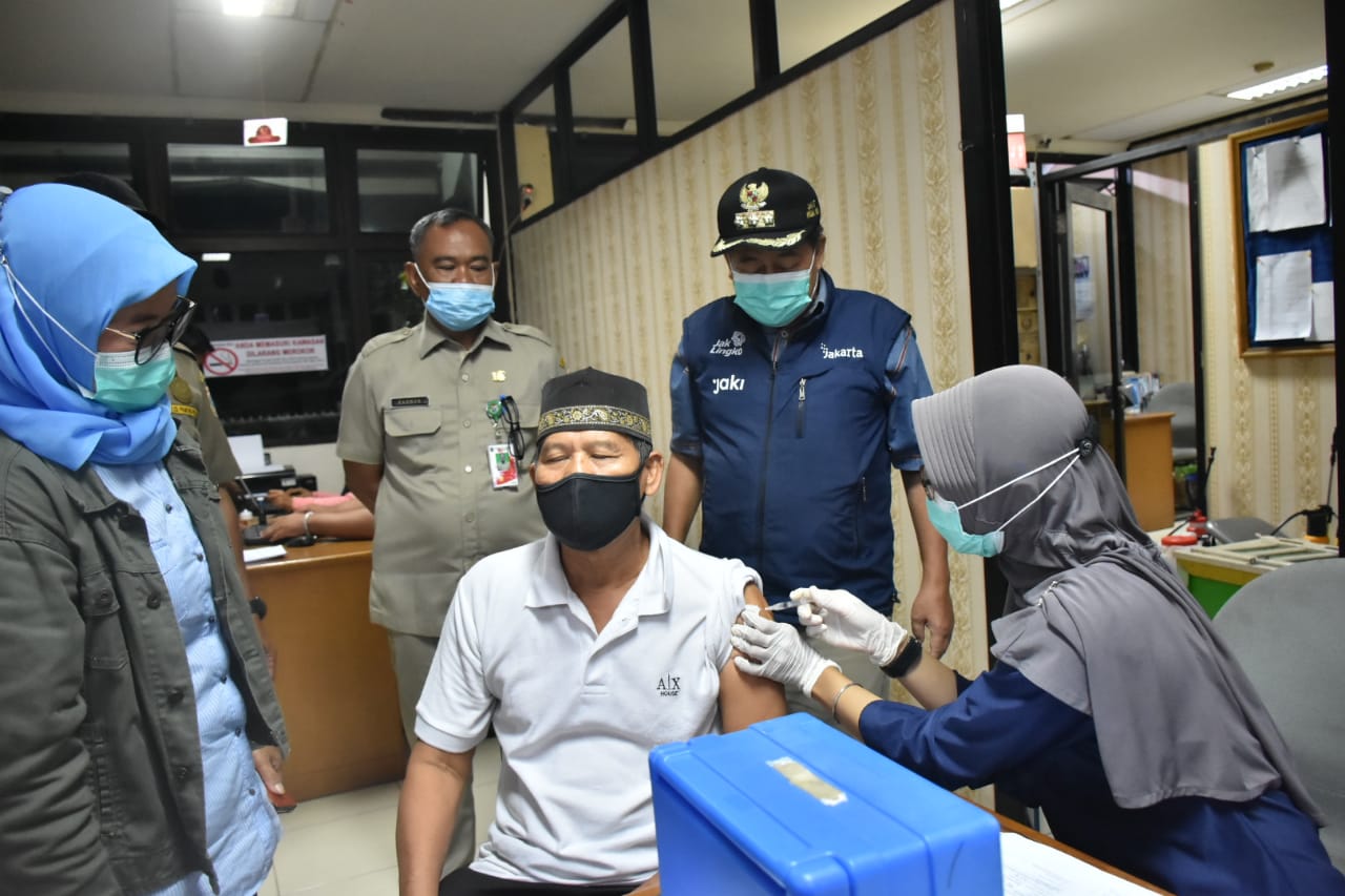 100 Warga Kelurahan Baru Ikuti Vaksinasi Covid 19 Booster Malam Hari
