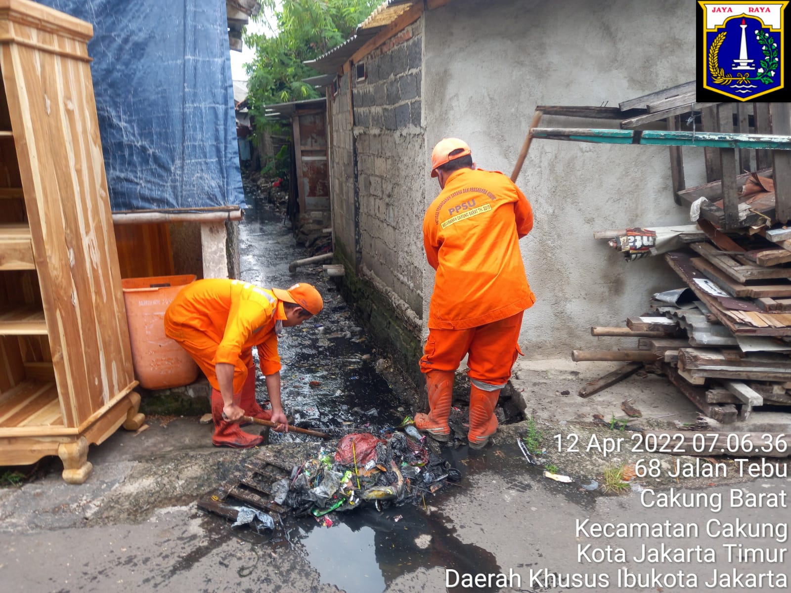 PPSU Kelurahan Cakung Barat Bersihkan Saluran di RW 07