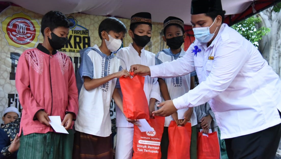 Karang Taruna Kelurahan Rawa Terate Santuni Ratusan Anak Yatim Piatu