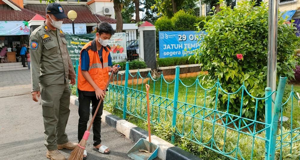 Satpol PP Gelar Operasi Tibmask di Depan Kantor Kelurahan Rawa Bunga