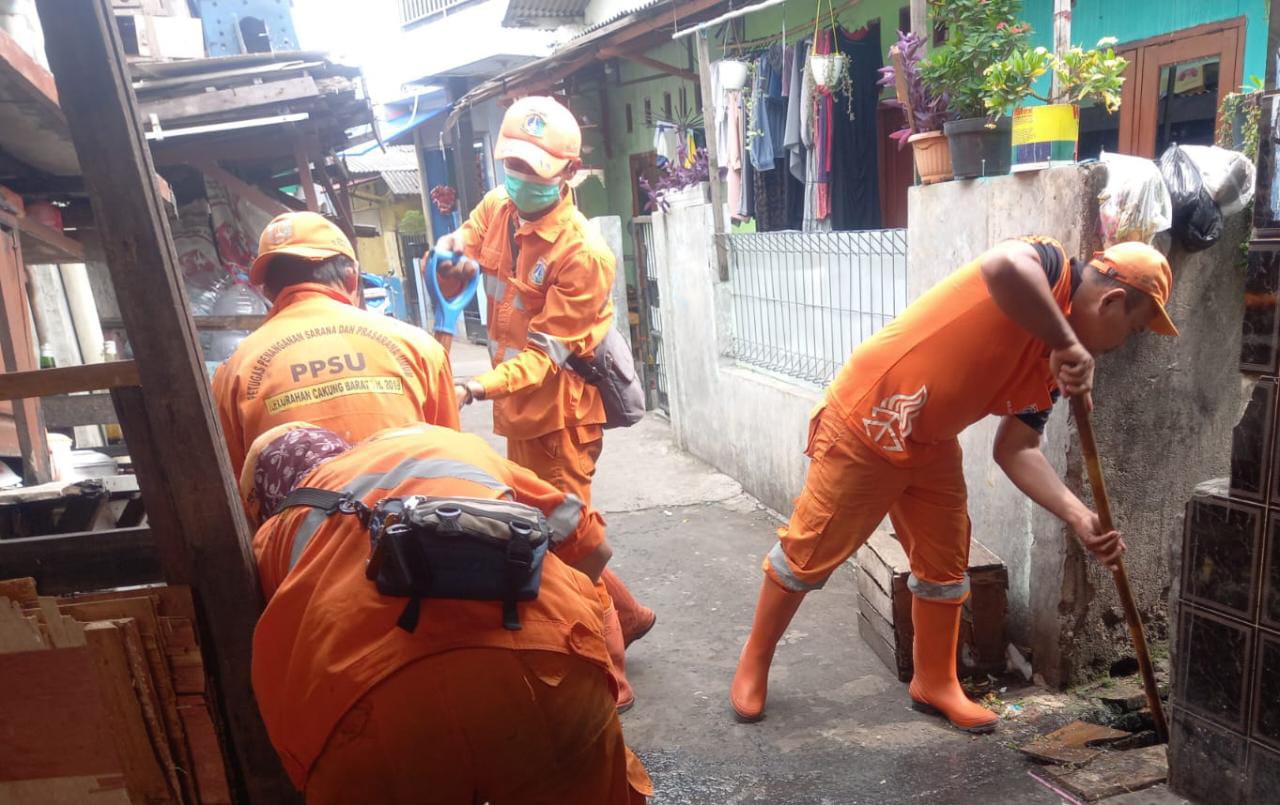 Saluran di RW 09 Kelurahan Cakung Barat Dibersihkan Petugas PPSU