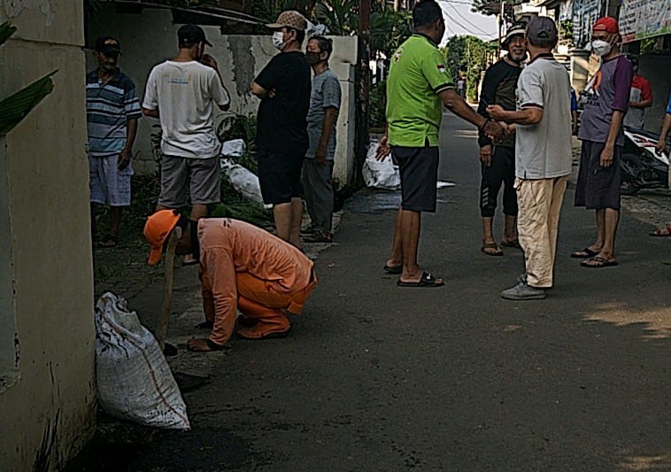 Warga RW 02 Kelurahan Ceger Ikuti AKMP