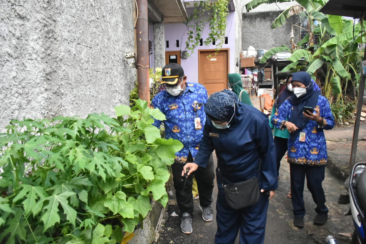 Cegah Penyakit DBD, Kelurahan Duren Sawit Laksanakan PSN di RW 07