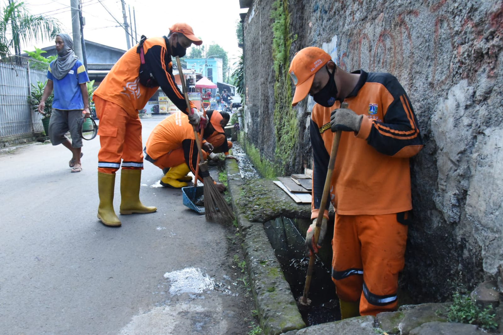 PPSU Kelurahan Ciracas Bersihkan Saluran di Jalan Kebersihan