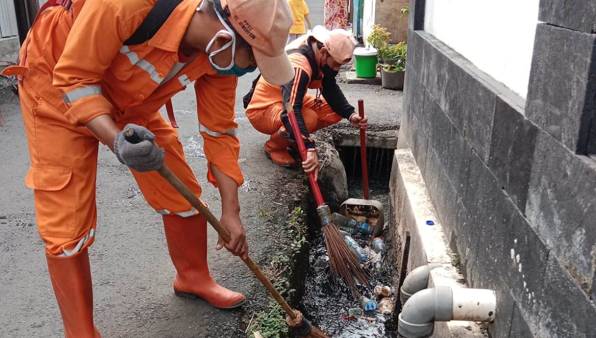 PPSU Kelurahan Jatinegara Kaum Bersihkan Saluran Air di RW 04