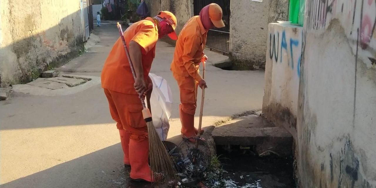 PPSU Kelurahan Penggilingan Bersihkan Sampah Tersumbat di Saluran Air RW 09