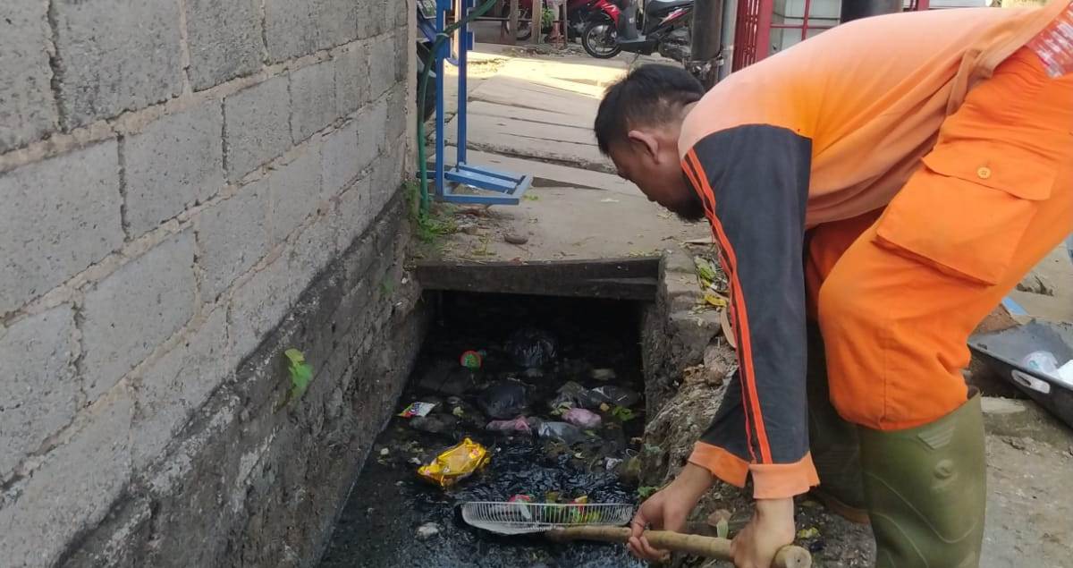 PPSU Kelurahan Penggilingan Bersihkan Saluran Air dari Sampah di RW 06
