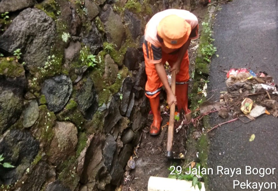 Saluran Jalan Raya Bogor RW 03 Kelurahan Pekayon Dibersihkan