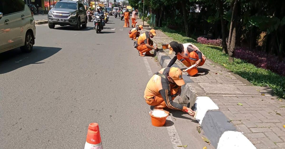 Kanstin di Jl. Raya Bogor Kelurahan Pekayon Dicat Petugas PPSU