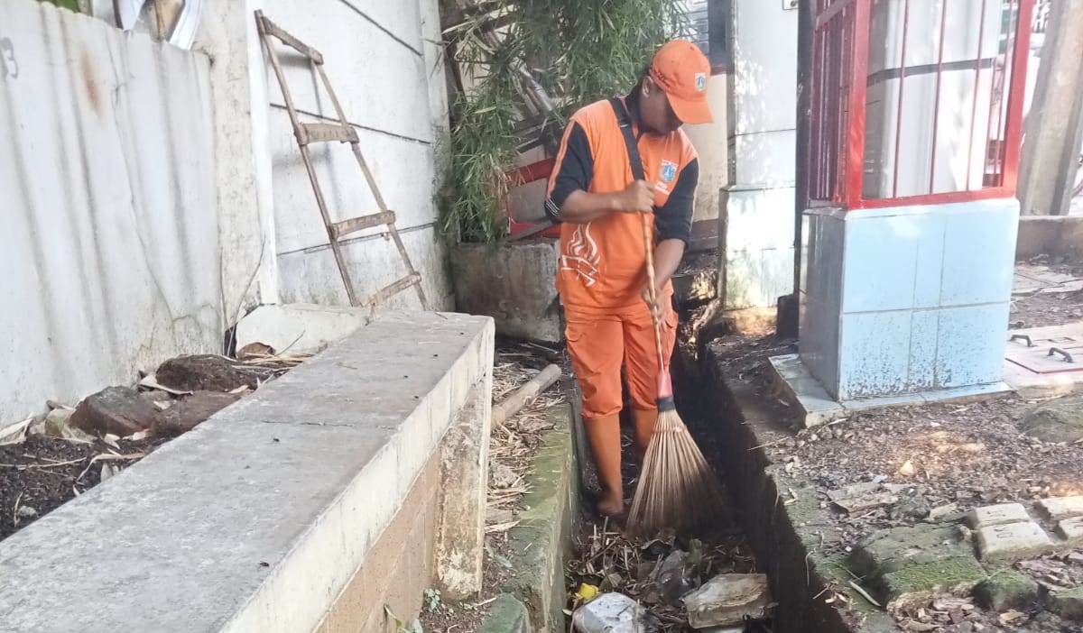PPSU Kelurahan Pekayon Bersihkan Saluran di Jalan Lapan RW 09