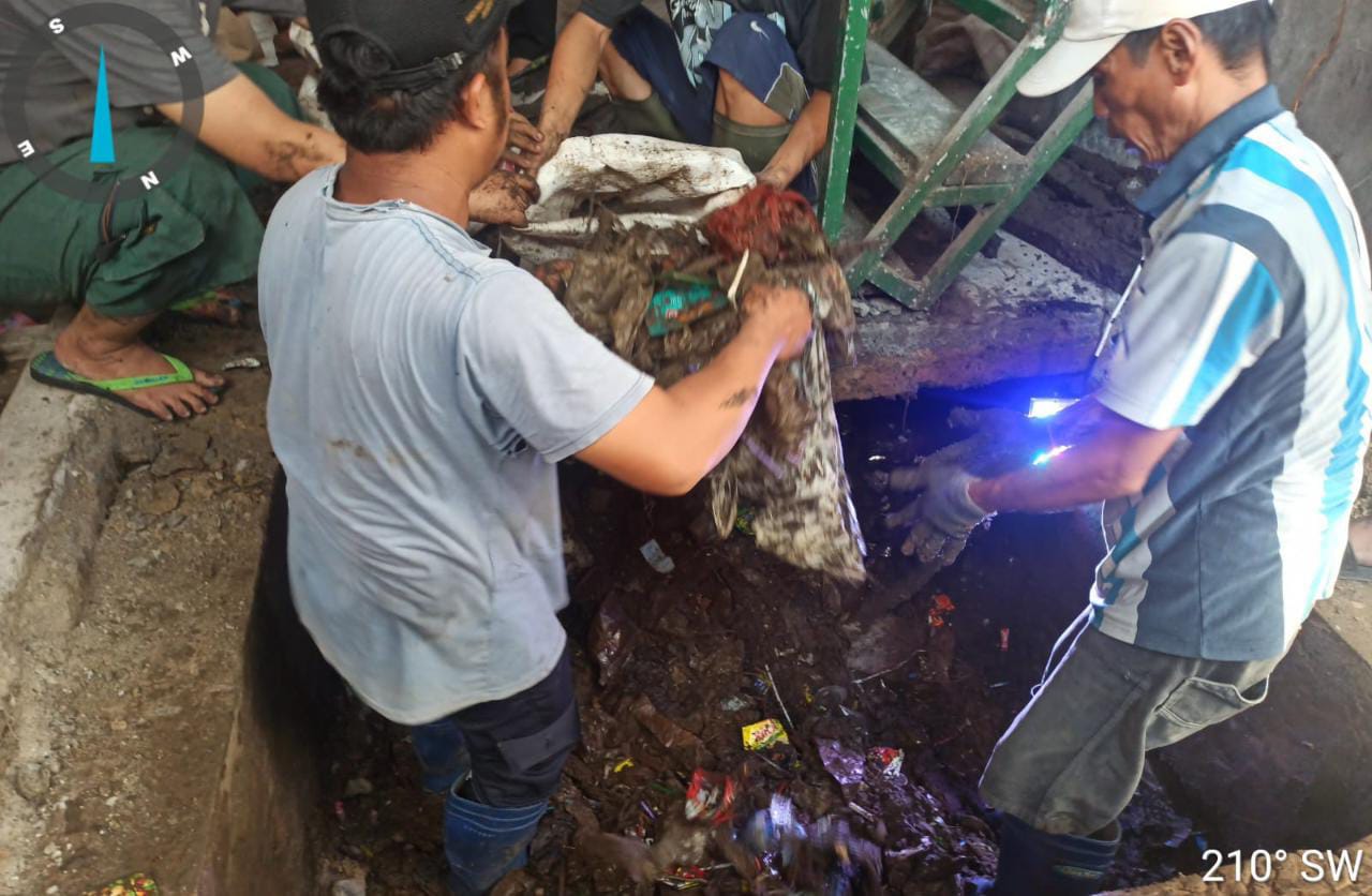 Kelurahan Pekayon Bersama Warga Bersihkan Sumbatan di Saluran Phb Jl. Buah