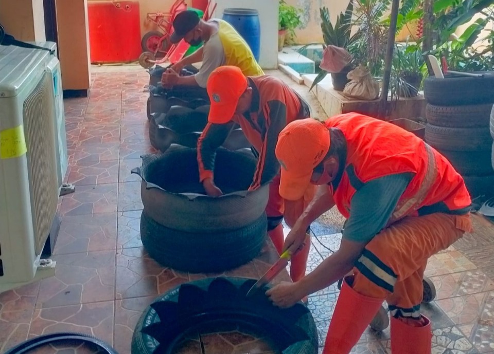 Petugas PPSU Kelurahan Ceger Sulap Ban Bekas Jadi Pot Bunga