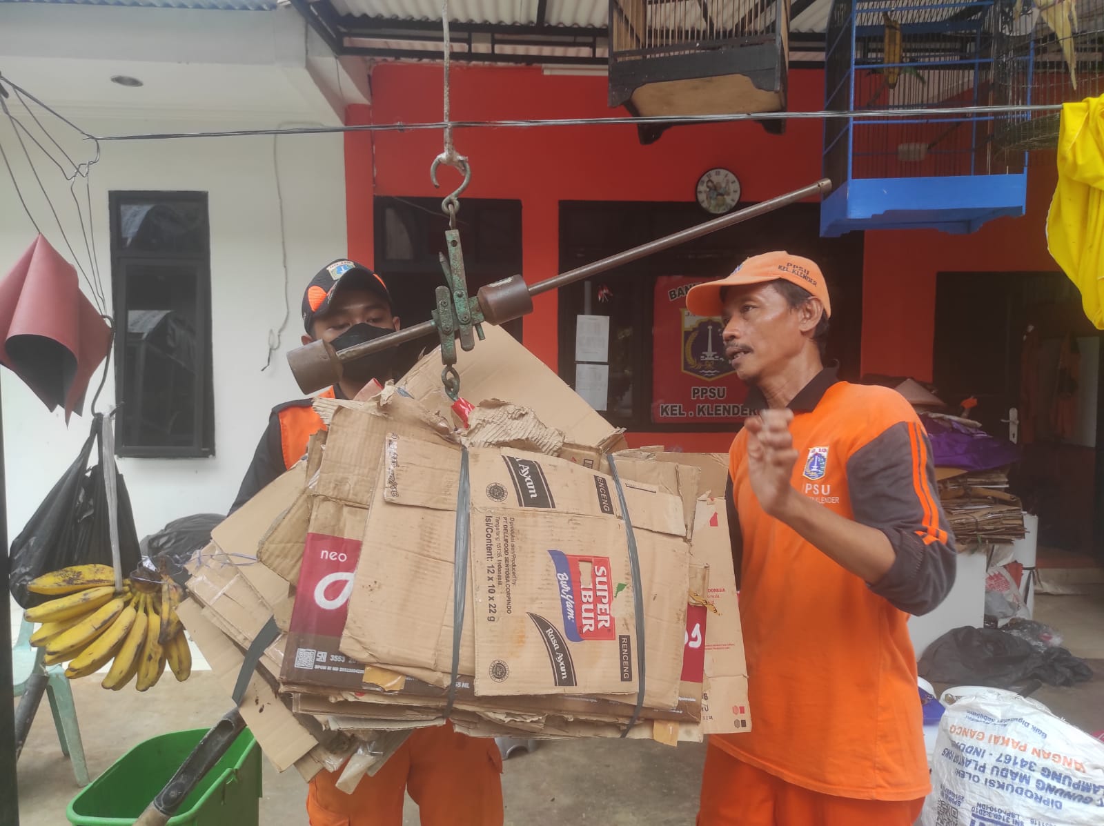 Kurangi Sampah Dari Sumber, PPSU Kelurahan Klender Hasilkan Uang Rp9 Juta