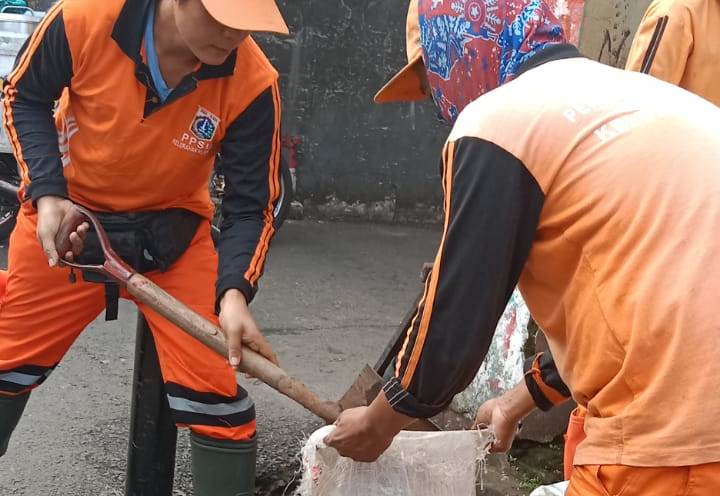 PPSU Kelurahan Klender Gerebek Sampah di Saluran Air RW 03