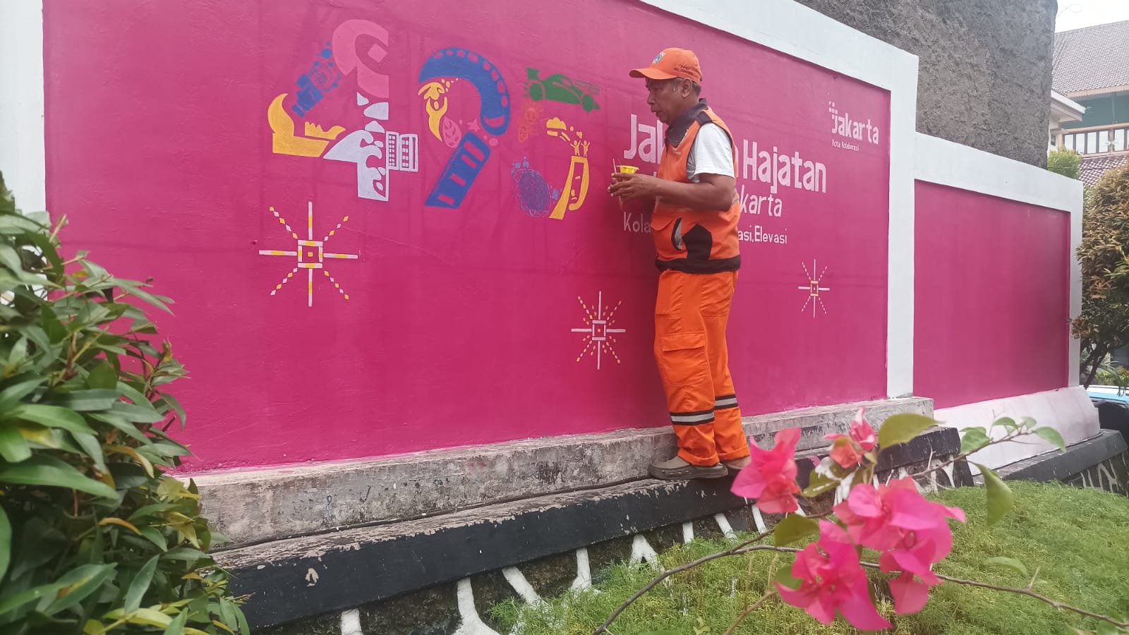 Sambut Jakarta Hajatan, Tembok Menuju Kelurahan Cipayung Dihias Mural