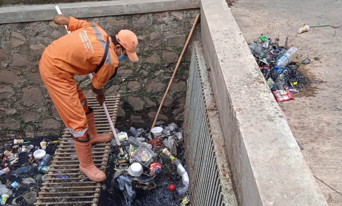 Kumpulan Sampah Plastik Diangkut dari Saluran Jl. Pijar Kelurahan Dukuh