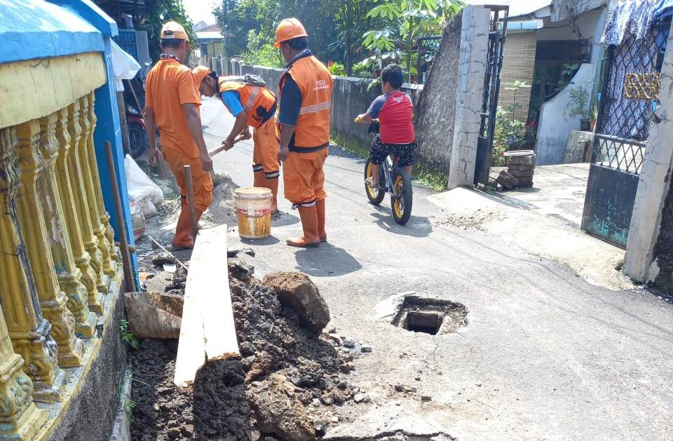 Tindaklanjuti Aduan Warga, PPSU Kelurahan Lubang Buaya Perbaiki Saluran Air