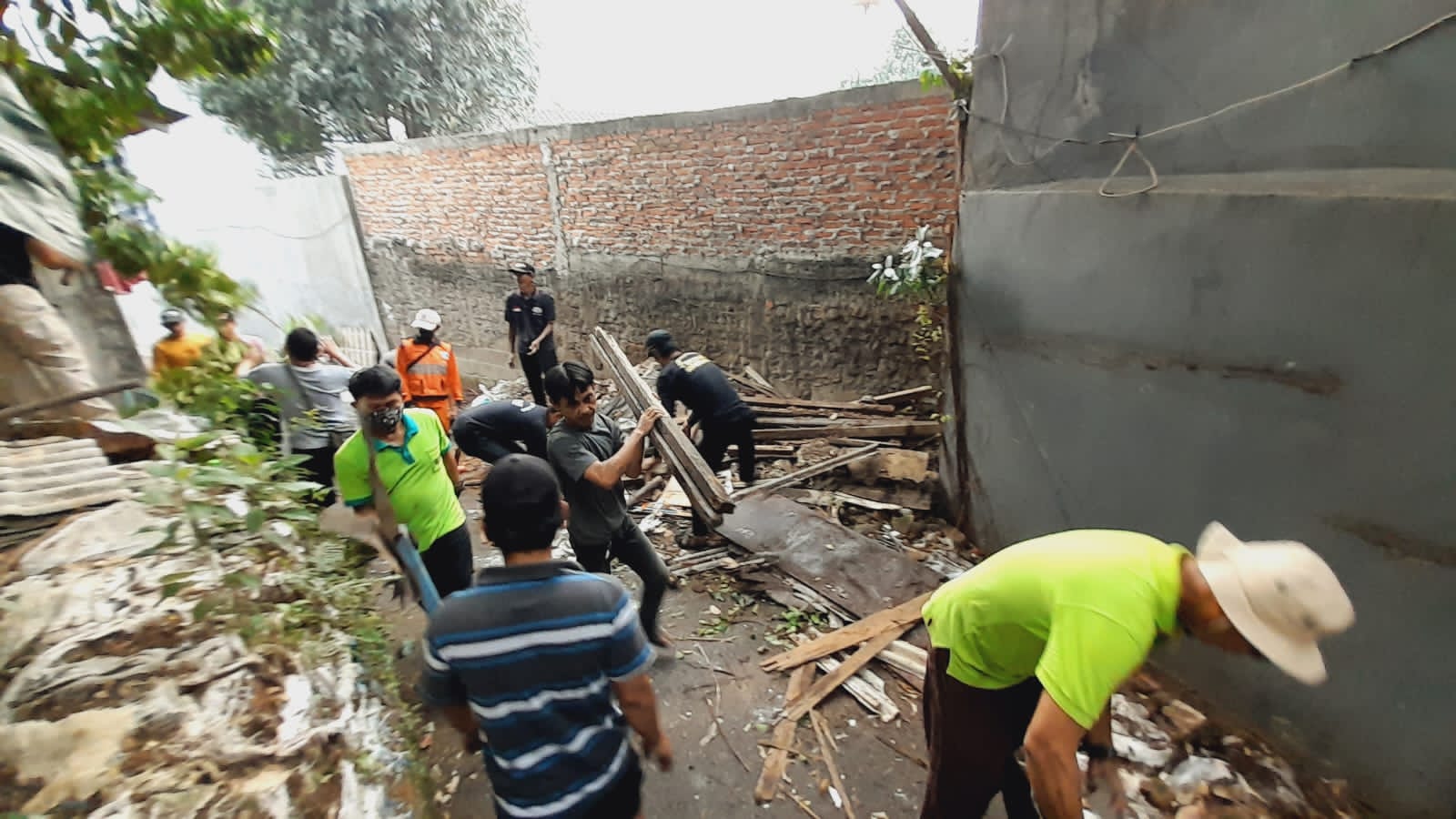 Sampah di Lingkungan Masyarakat RW 05 Kelurahan Dukuh Dibersihkan