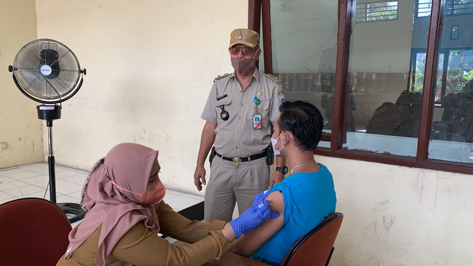 Ratusan Warga Kelurahan Ciracas Jalani Vaksinasi Booster