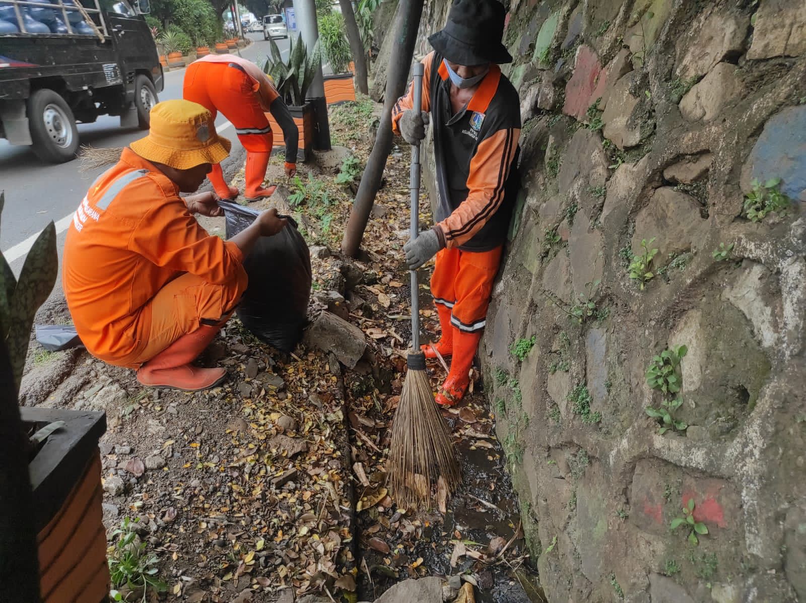 Cegah Genangan, PPSU Kelurahan Ceger Bersihkan Saluran Air