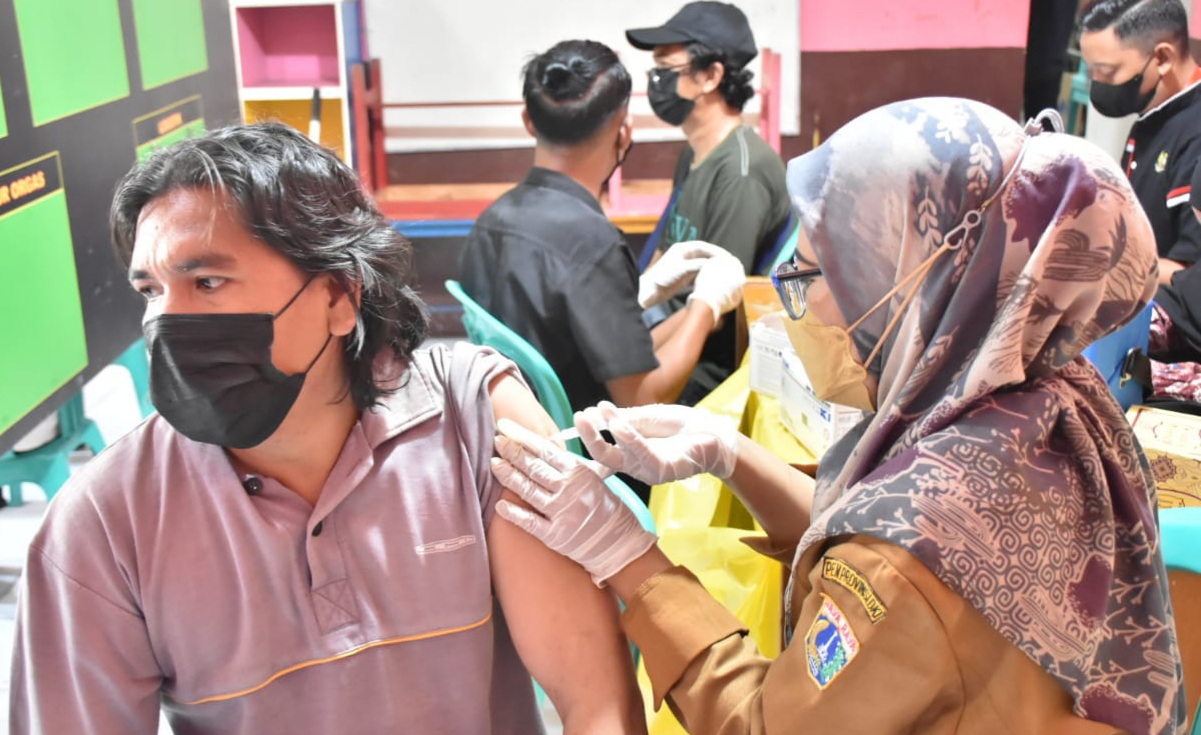 Gandeng BIN, Kelurahan Pondok Kopi Gelar Vaksinasi Covid 19 di Rawadas
