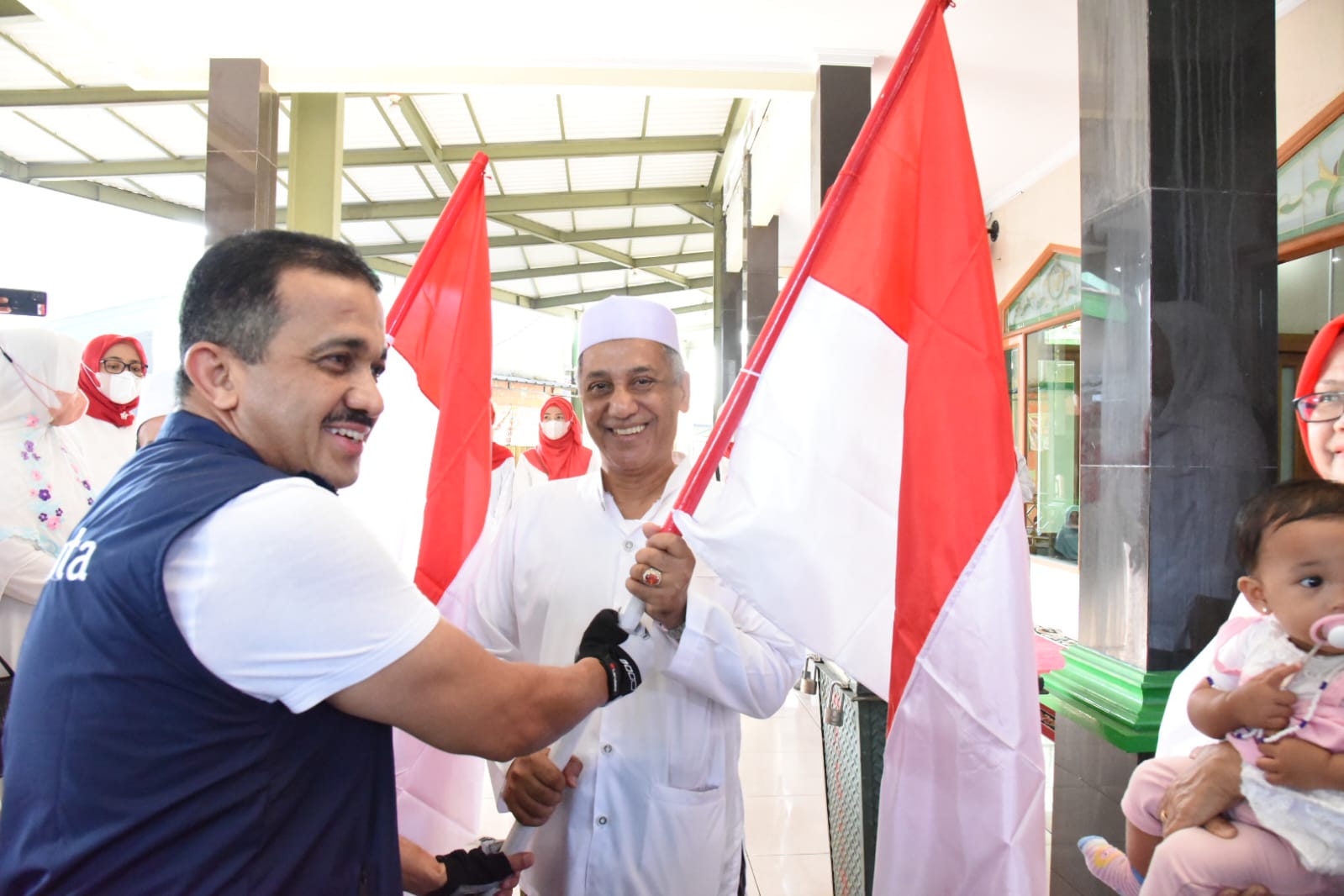 Wali Kota Bagikan Bendera Merah Putih ke Warga RW 01 Kelurahan Dukuh