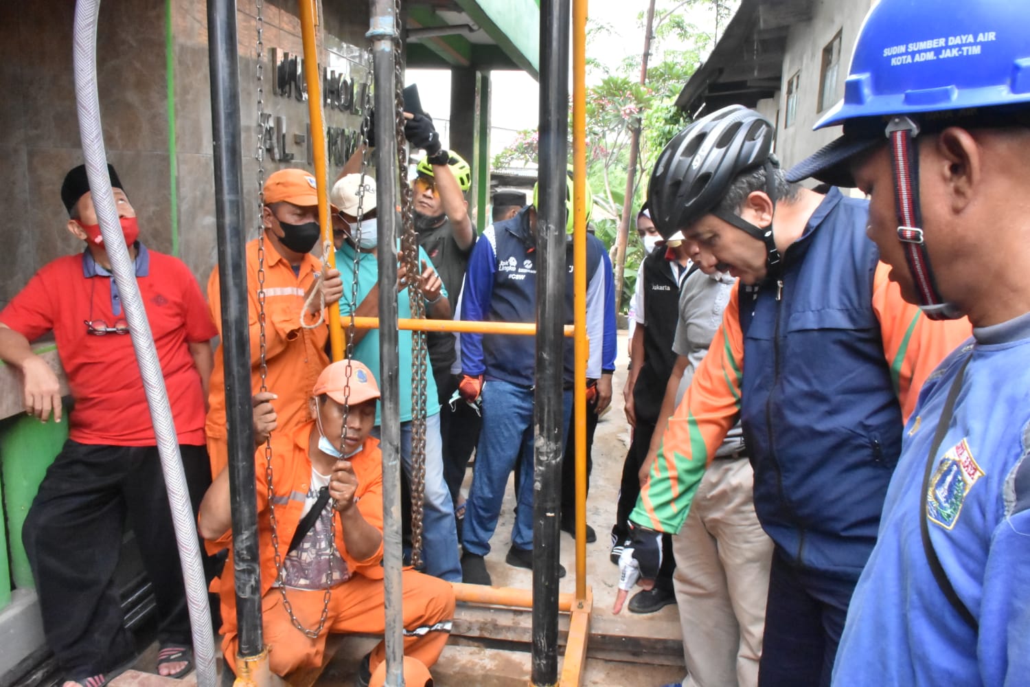 Wali Kota Tinjau Pembuatan Sumur Resapan di Kelurahan Halim Perdanakusuma