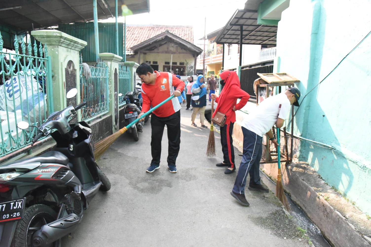 Bersama Warga, Jajaran Kelurahan Ciracas Gelar Aksi Kebersihan Lingkungan