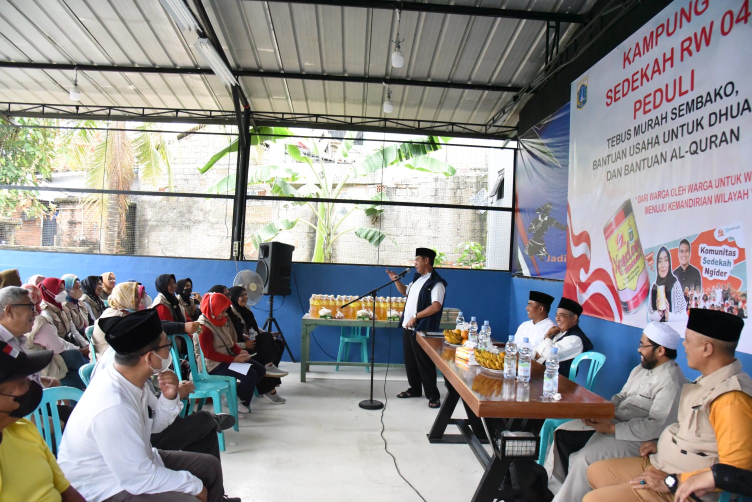 Ratusan Warga Tebus Sembako Murah di Kampung Sedekah Kelurahan Ciracas
