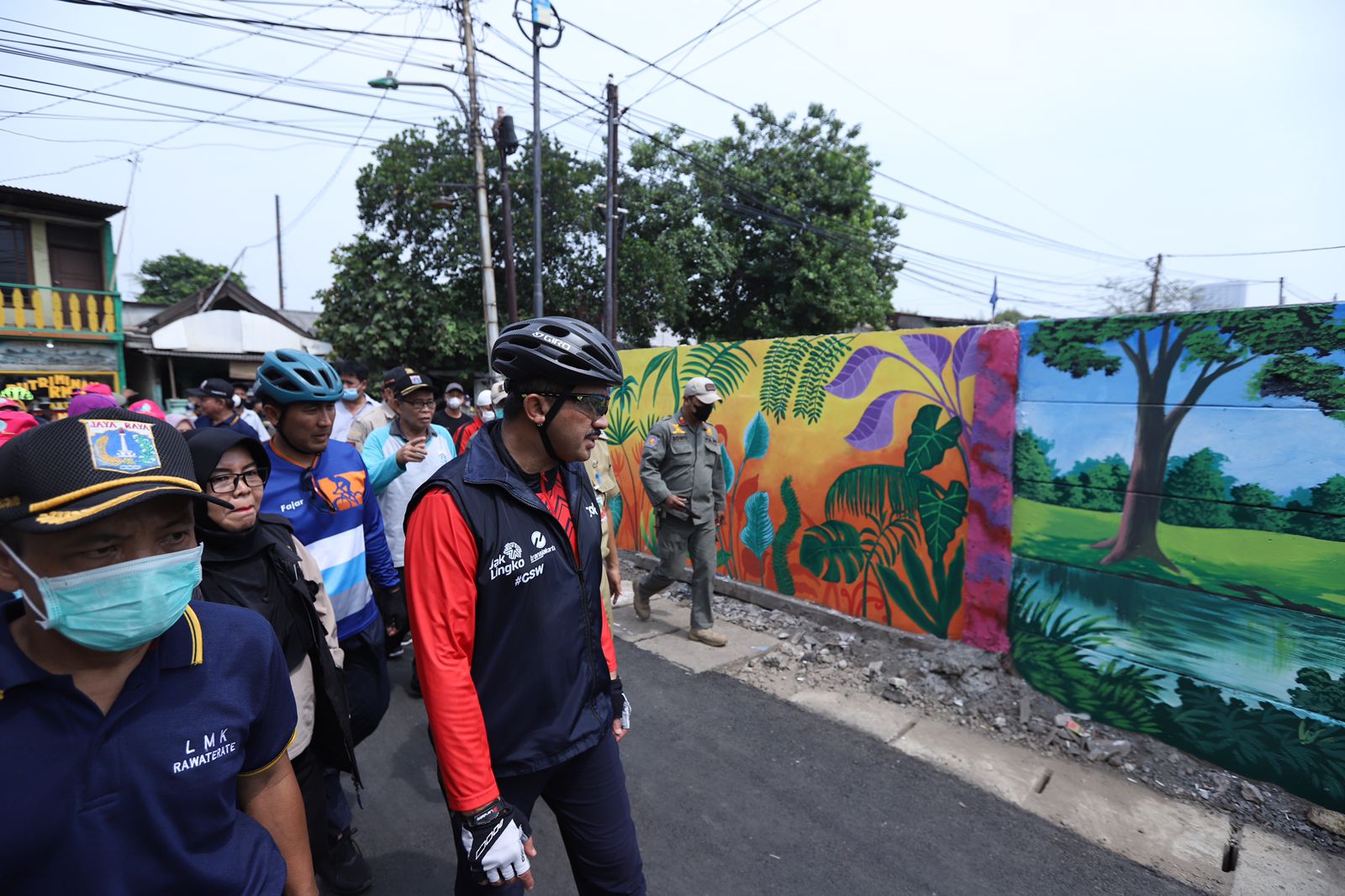 Wali Kota Jakarta Timur Tinjau Sures dan Mural di Kelurahan Rawa Terate