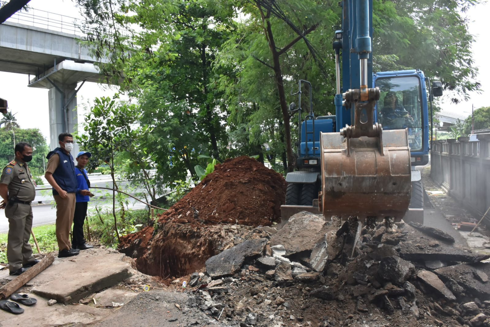 Kelurahan Cipinang Melayu Buat Crossing Saluran Air di Jalan Pangkalan Jati