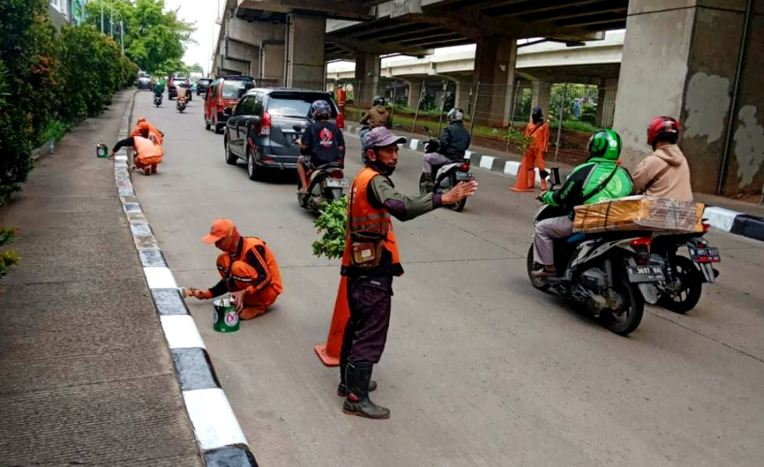 PPSU Kelurahan Cipinang Melayu Cat Trotoar di Kalimalang